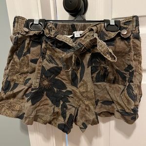 Camo / floral guess shorts